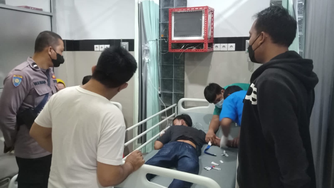 Seorang Pemuda Terkena Bacok saat Lihat Teman Berkelahi