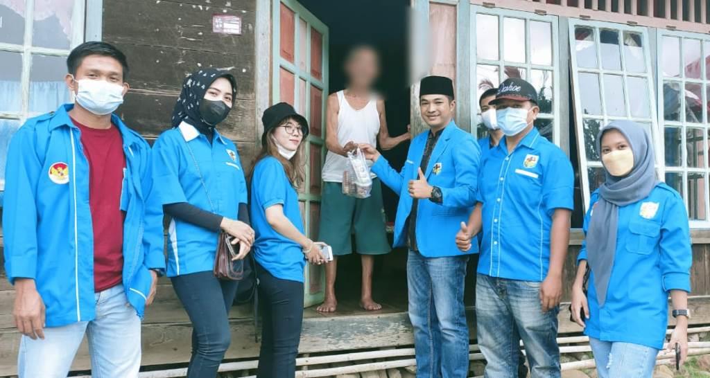 Sambut HUT ke-49, KNPI Lebong Sumbang Buku untuk Anak-anak