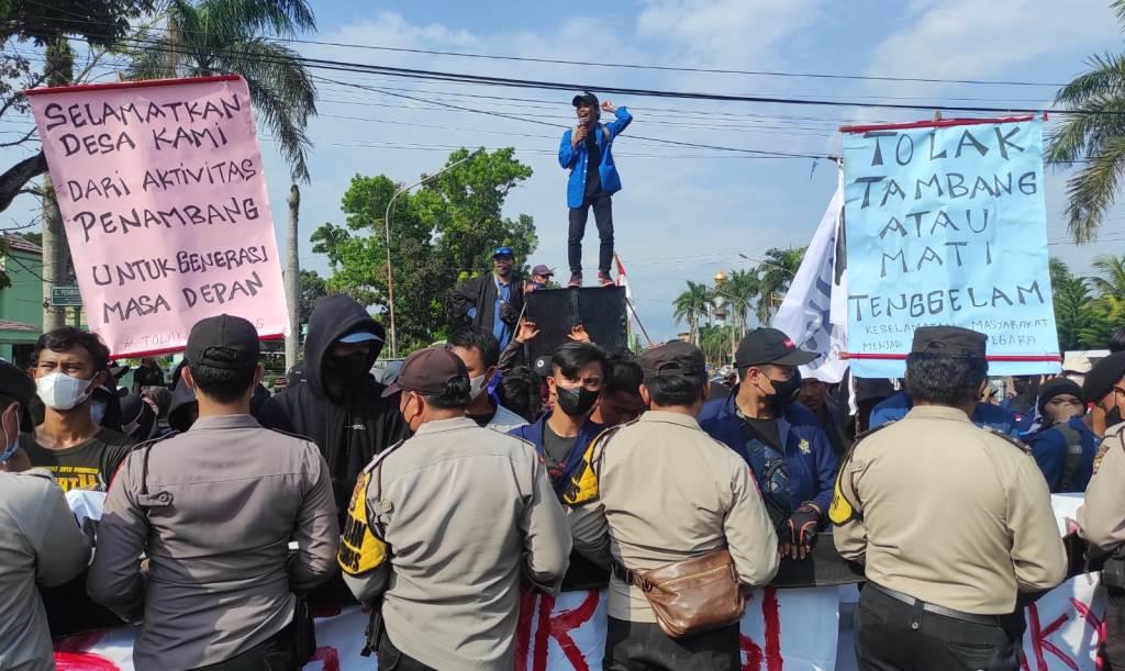 Video: Aksi Demo Warga Seluma Tolak Tambang Pasir Besi