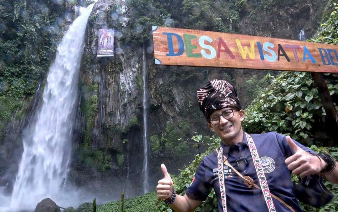 Kunjungi Dewi Belirang, Menparekraf Kagumi Air Terjun Panas Dingin