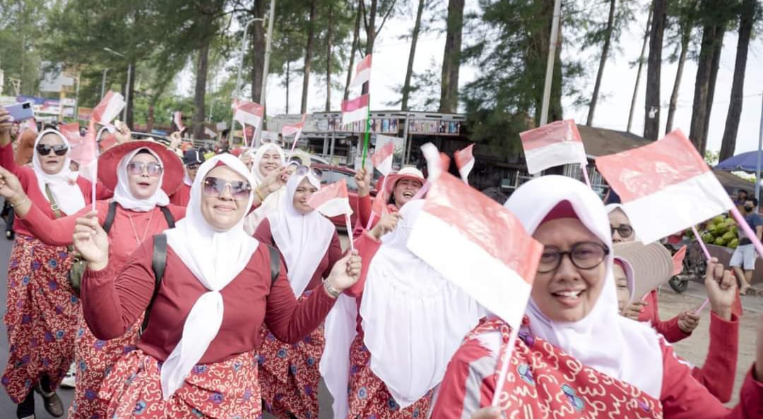 Srikandi TP Sriwijaya Semarakkan HUT RI dengan Pawai Besurek