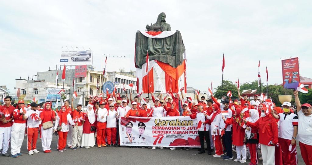 5 Ribu Lembar Bendera Merah Putih Dibagikan untuk Warga