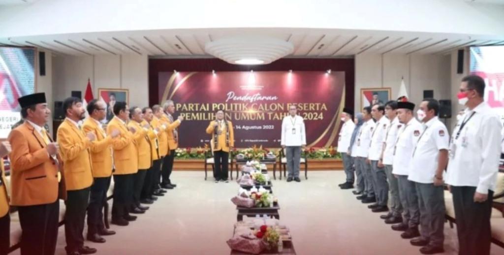 Daftar ke KPU RI, Ketum Hanura OSO Bawa Cinderamata Asal Bengkulu