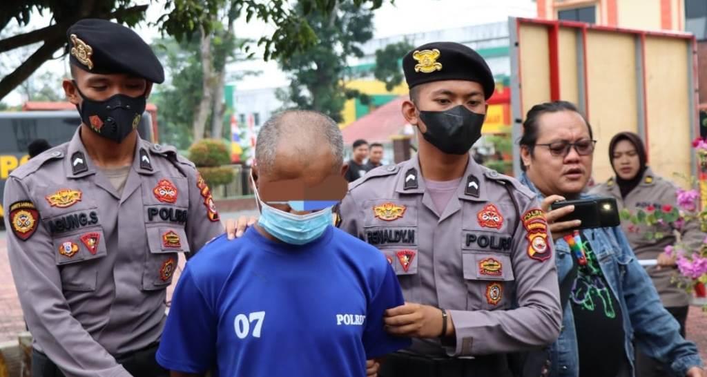 Ditinggal Istri, Khatib Masjid Lampiaskan Hasrat ke Anak Kandung