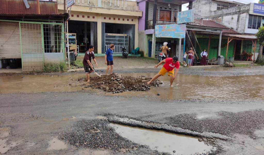 Warga Pasar Tais Swadaya Timbun Jalan Berlubang