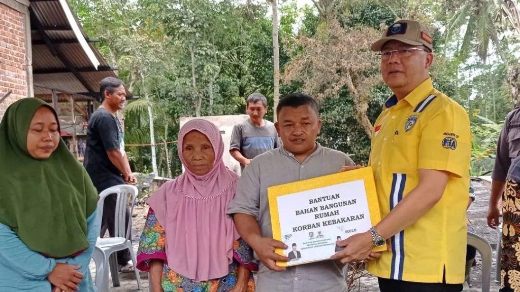 Gubernur Rohidin Bantu Korban Kebakaran di Seluma