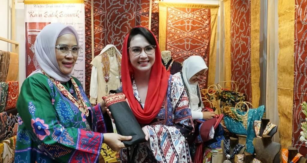 Arumi Bacshin Ungkap Masa Lalunya dengan Kain Besurek Bengkulu