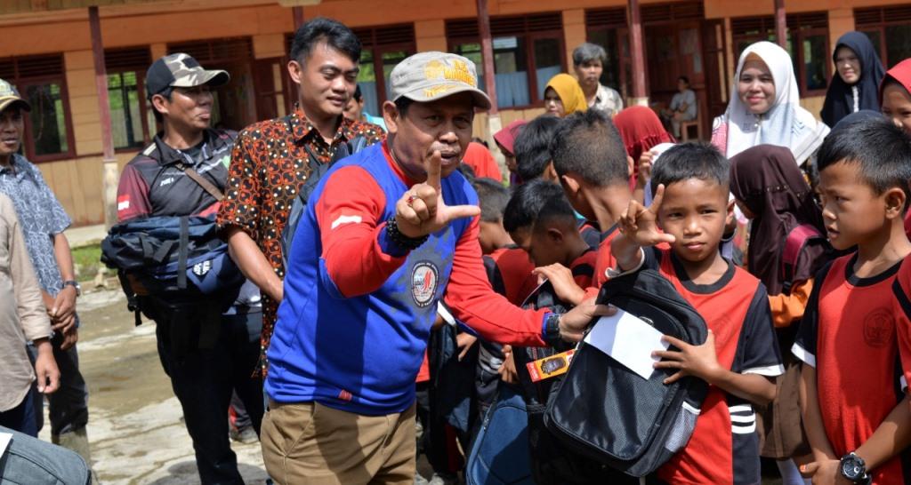 Dikbud Lebong Bagikan Perlengkapan Sekolah Gratis di SDN 85 Sungai Lisai