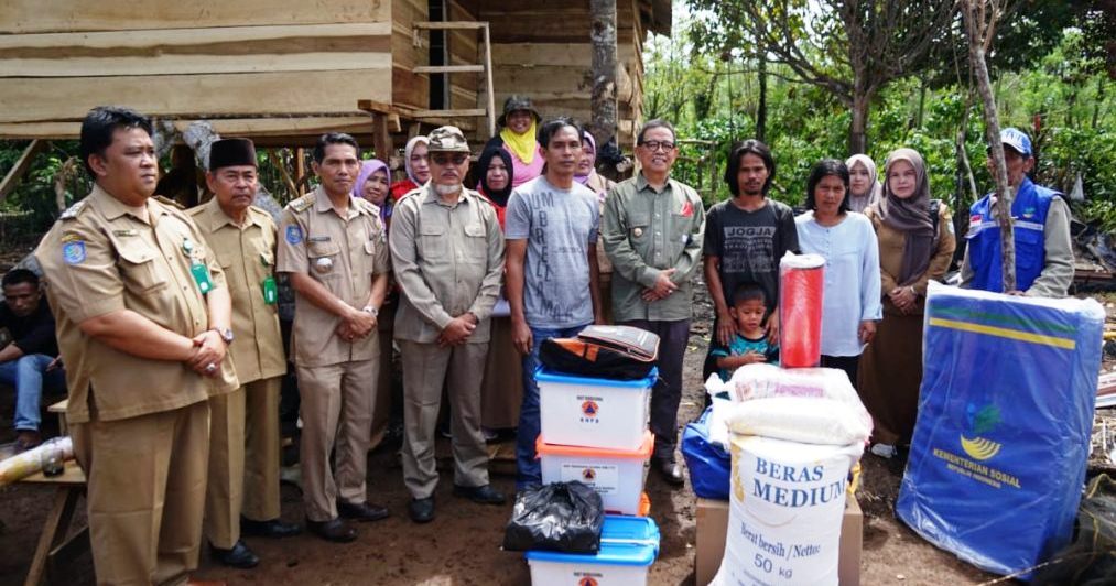 Peduli Warganya, Bupati Hidayat Santuni Korban Kebakaran