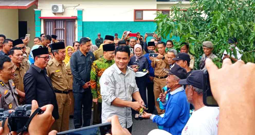 Jonaidi Bagikan Alsintan Gratis ke Petani Bengkulu