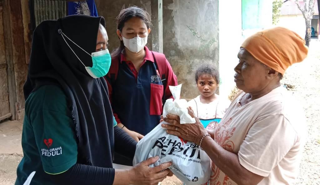 PT SIS dan Bank Artha Graha Internasional Bagi Sembako Gratis di Tual