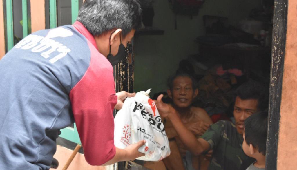 Artha Graha Salurkan Bantuan Tunai dan Sembako untuk Masyarakat