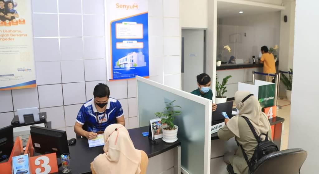 Cerita Nasabah Rasakan Manfaat Gerai SENYUM: Layanan Lengkap dan Mudah!