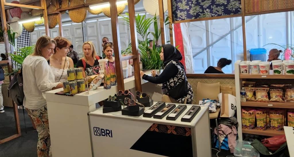 BRI Terbangkan Aksesoris Fesyen Daur Ulang ke Pasar Tong Tong Belanda