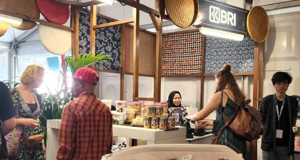 BRI Bawa Kuliner Indonesia “Ikan Asap Iwaku” ke Festival Tong Tong di Belanda