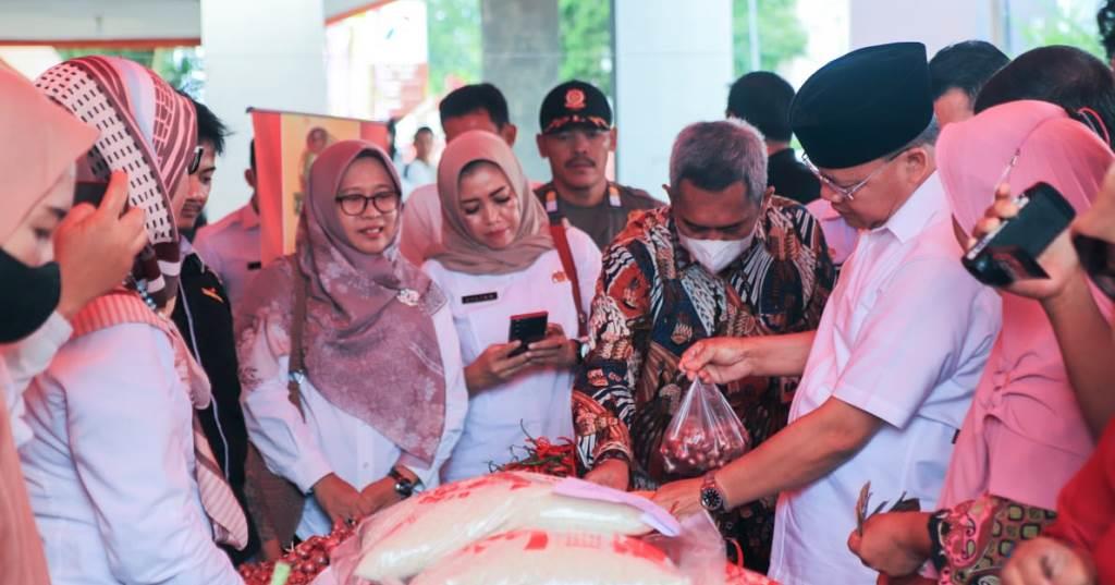 Gubernur Rohidin Salurkan BLT BBM