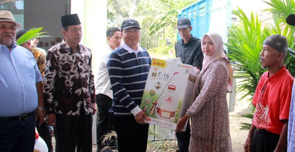 Bantu Alsintan ke Kelompok Tani, Gubernur Rohidin Pesankan Pemeliharaan