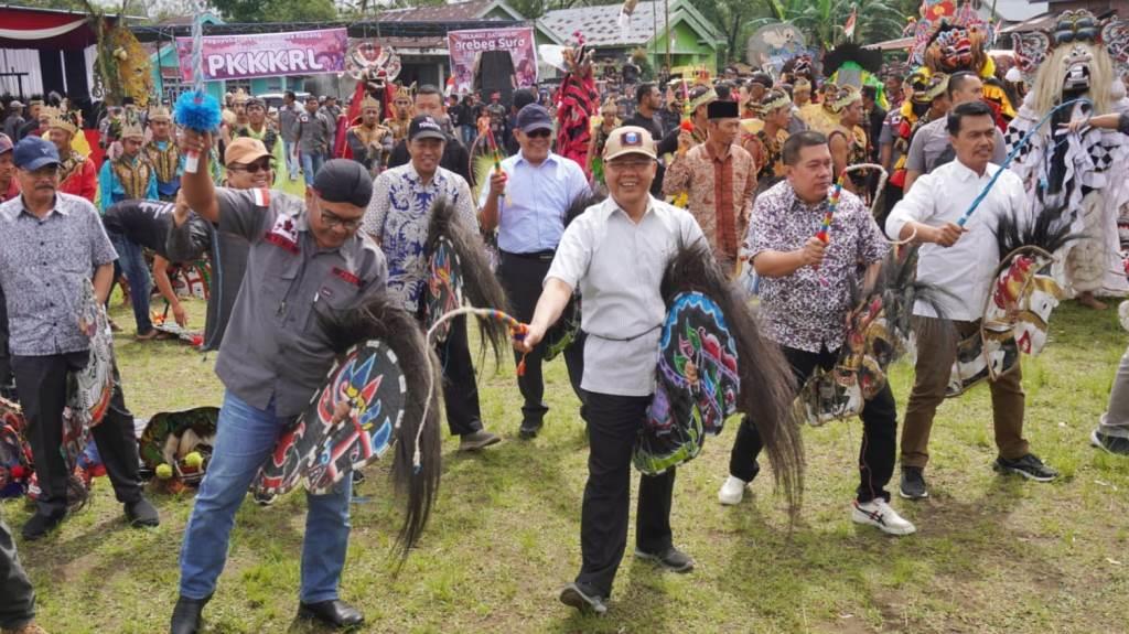 Gubernur Rohidin Main Kuda Kepang di Acara Grebeg Suro Jaranan