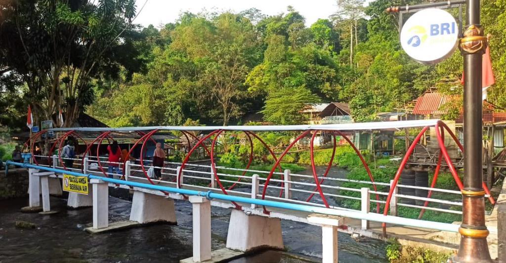 BRI Peduli Bersihkan Tepi Kali Senjoyo