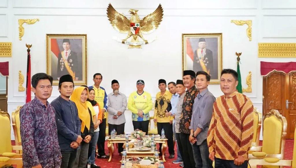 Warga Bengkulu Utara Ngadu Gubernur, Minta Perjuangkan Harga TBS