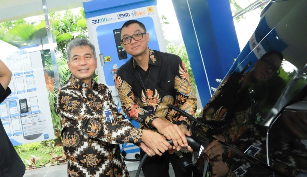 Resmikan SPKLU, BRI Dorong Penggunaan Kendaraan Listrik