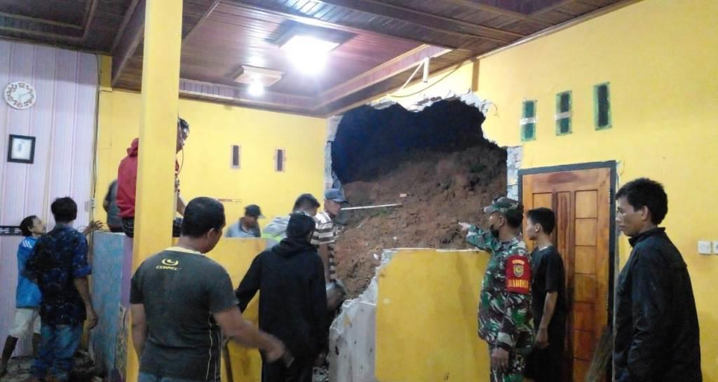 Curah Hujan Tinggi, Rumah Warga Seluma Jebol Dihantam Longsor