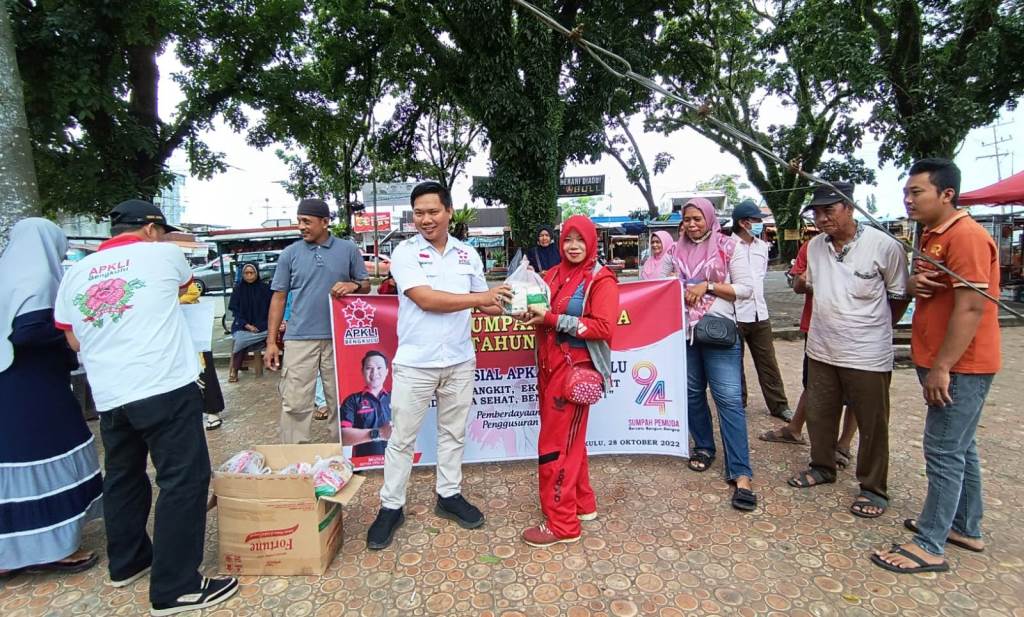 Peringati Sumpah Pemuda, APKLI Kota Bengkulu Berbagi Paket Sembako