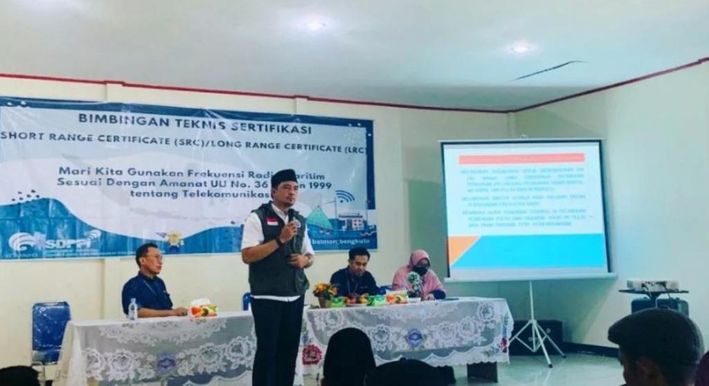 Jadi Narasumber Bimtek SRC & LRC, Kadis DKP Ajak Nelayan Tertib Gunakan Frekuensi Radio