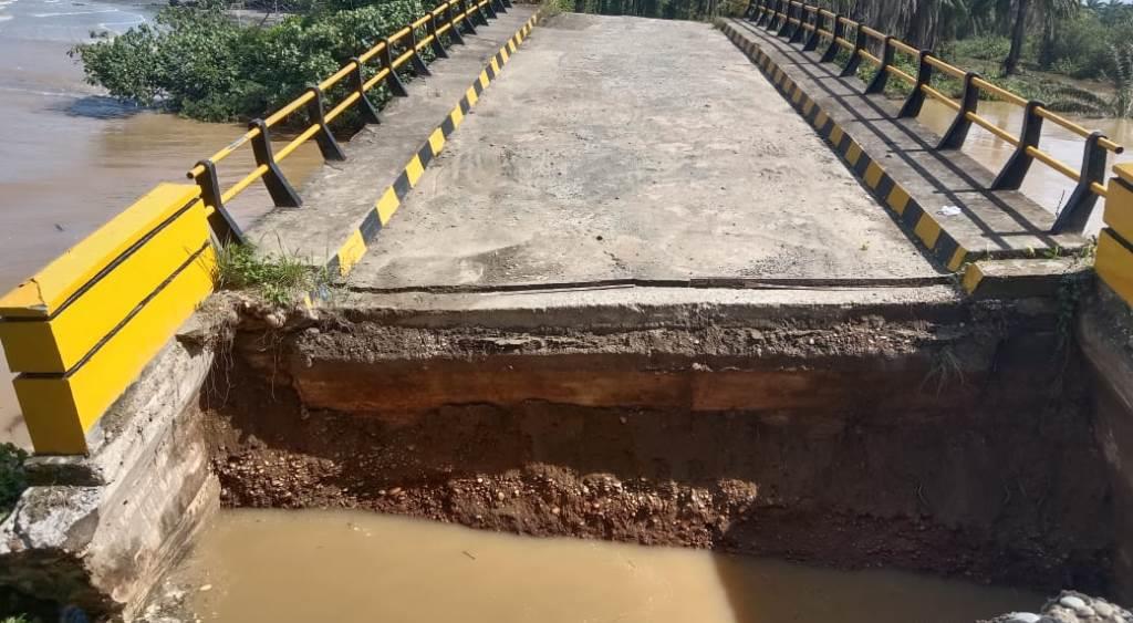 Warga Rawa Indah Swadaya Timbun Lobang di Jembatan Matan