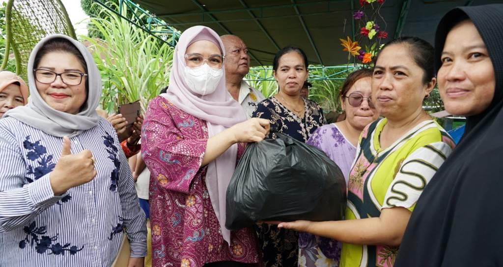 TP PKK dan Dharma Wanita Bengkulu Serahkan Bantuan Banjir dan Kebakaran