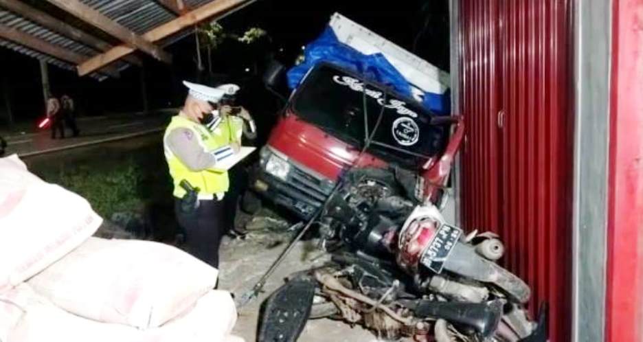 Tak Kuat Nanjak, Truk Muatan Semen Hantam Bengkel Warga Seluma