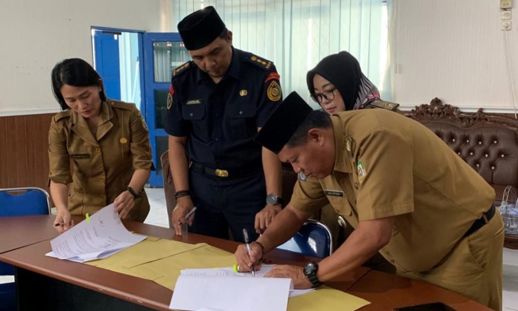 Kadis DKP Serahkan Bantuan Mobil Thermoking untuk Nelayan Seluma