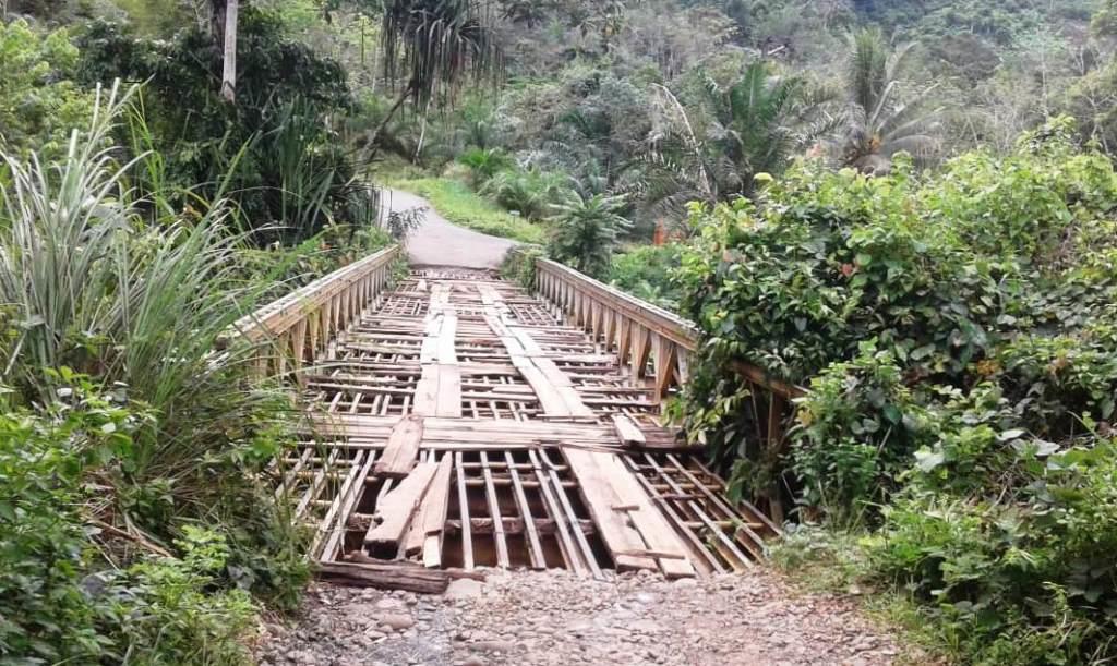 Papan Jembatan Penghubung Tiga Desa di Seluma Sengaja Dibuang Oknum