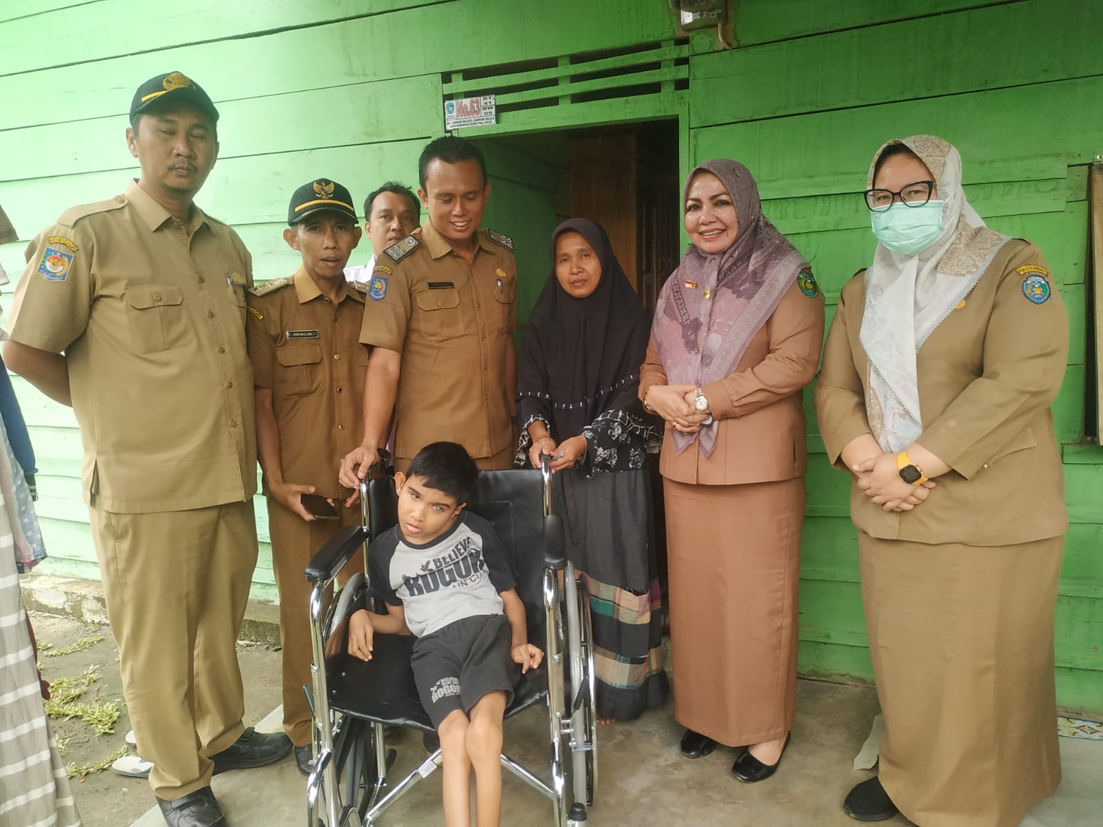 Kadis Sosial Kota Bengkulu Berikan Kursi Roda Untuk Warga Kandang Mas Kota Bengkulu