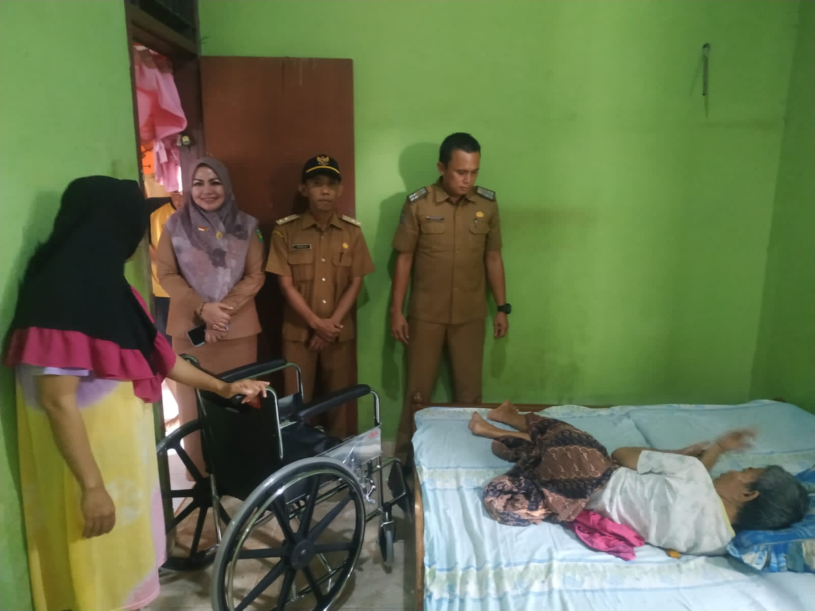 Kadinsos Kota Bengkulu Berikan Kursi Roda Untuk Warga Sulit Berjalan