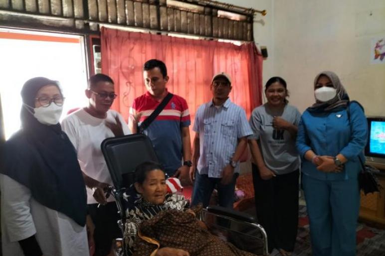 Warga Malabero Dapat Bantuan Kursi Roda Dari Dinsos Kota Bengkulu