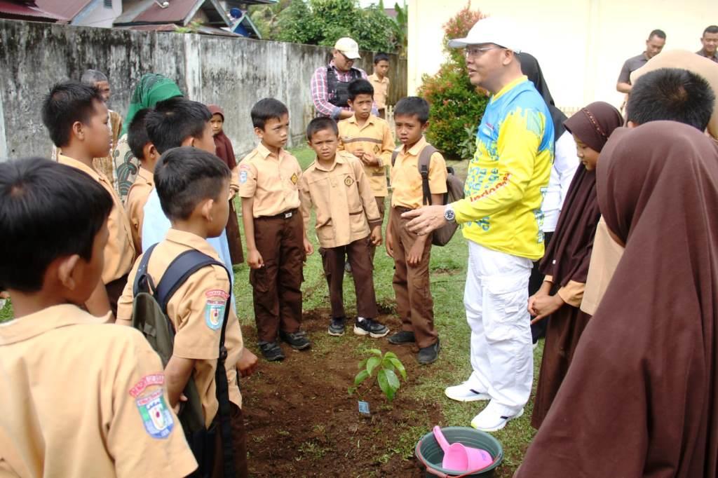 Gubernur Rohidin Tanamkan Kesadaran Lingkungan Sejak Dini ke Siswa SD