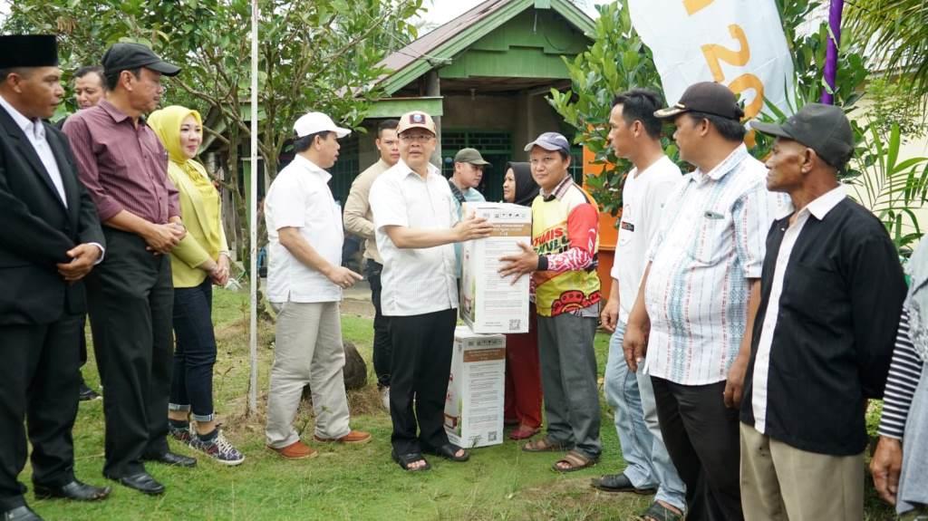 Gubernur Rohidin Kembali Serahkan Bantuan Bedah Rumah, Alsintan hingga Kartu JKN KIS