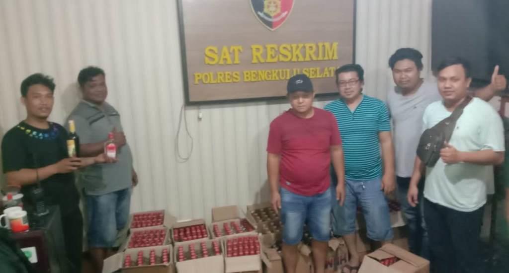 Polsek Pino Dapati Ratusan Botol Miras saat Razia Kendaraan