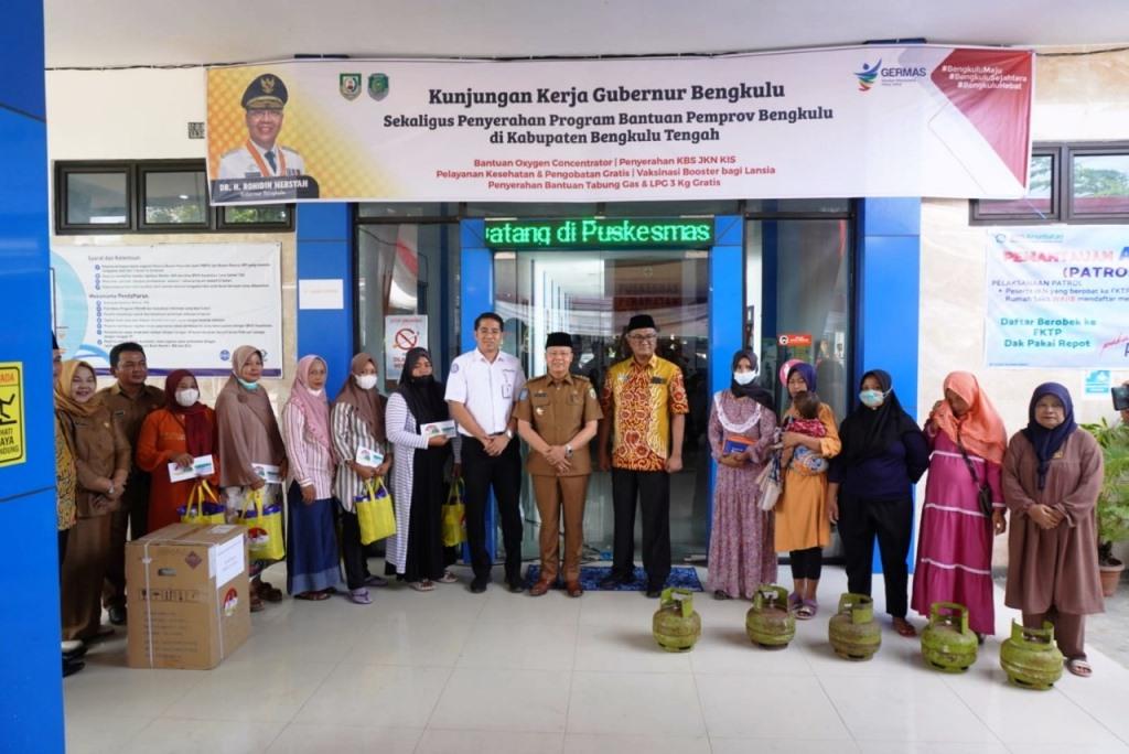 Masyarakat Benteng Terima Tabung Gas LPG 3 Kg dan KBS dari Gubernur
