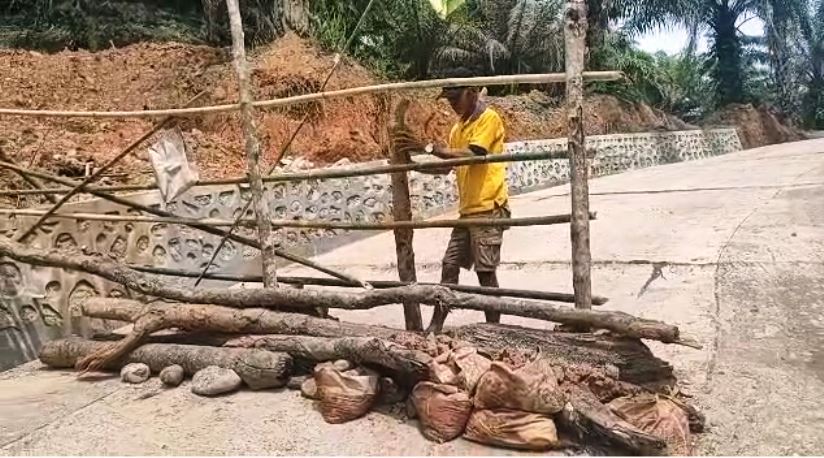 Warga Talang Sali Portal Jalan Gegara Kontraktor Tak Tepati Janji