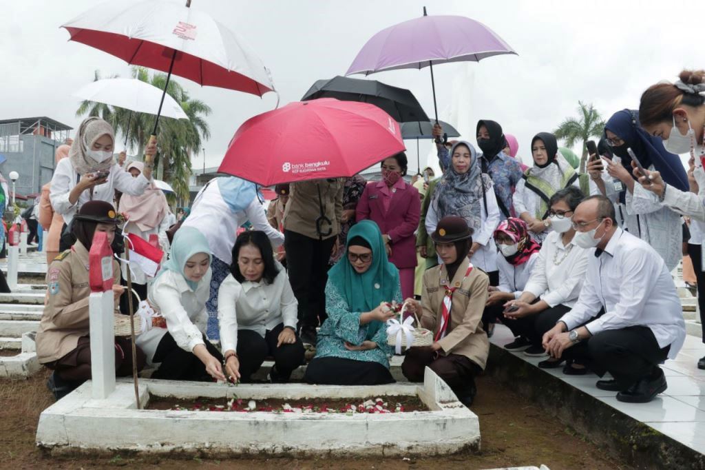 Jelang Puncak PHI, Menteri PPPA Ziarahi TMP Balai Buntar Bengkulu