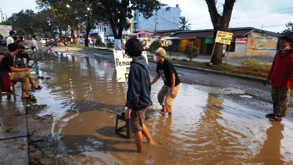 Mahasiswa dan Masyarakat Mancing di Kubangan Jalan Hibrida
