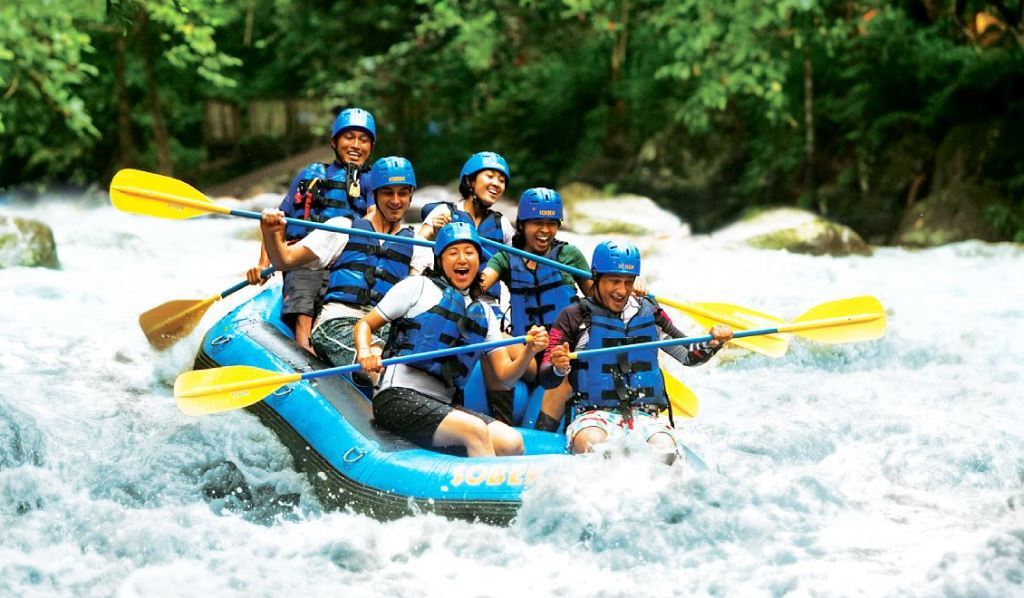Rafting Olahraga Menantang Adrenalin! Ini Perlengkapan yang Harus Disediakan