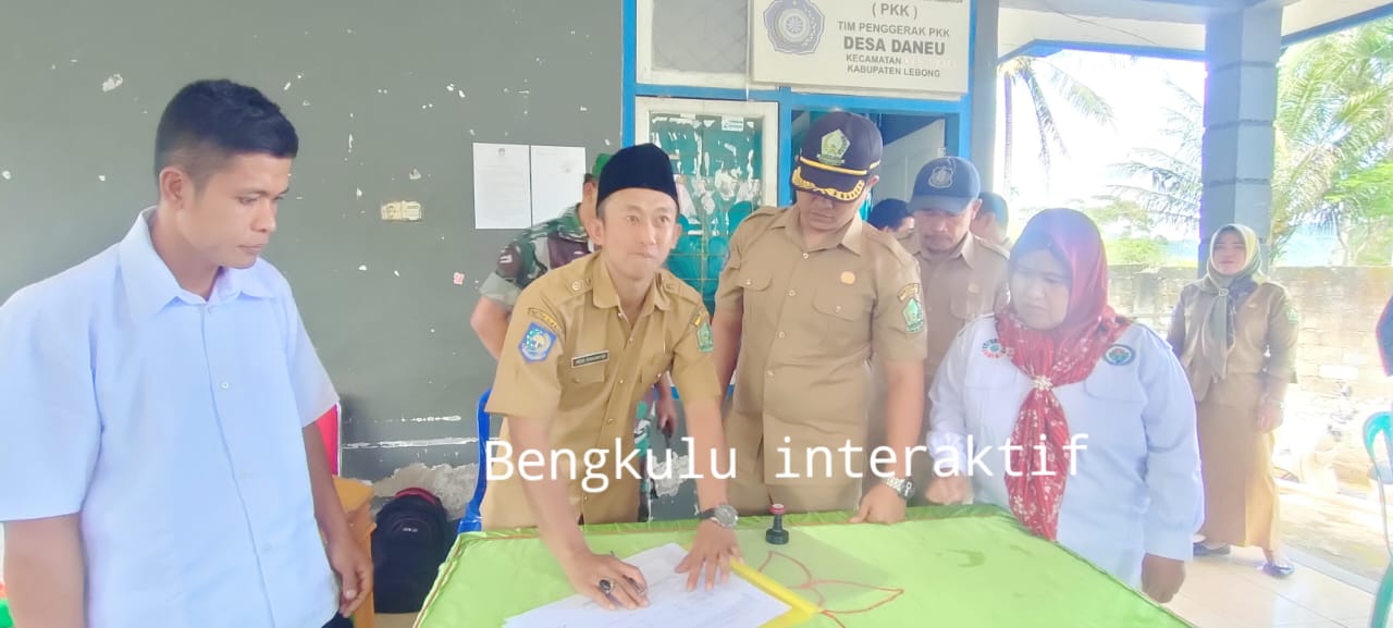 Sertijab Kades Daneu: Malih Sohar Diberi Kenangan, Melky Harap Dukungan