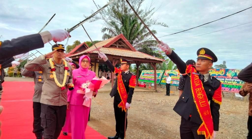 Kapolres Baru Seluma Disambut Upacara Pedang Pora