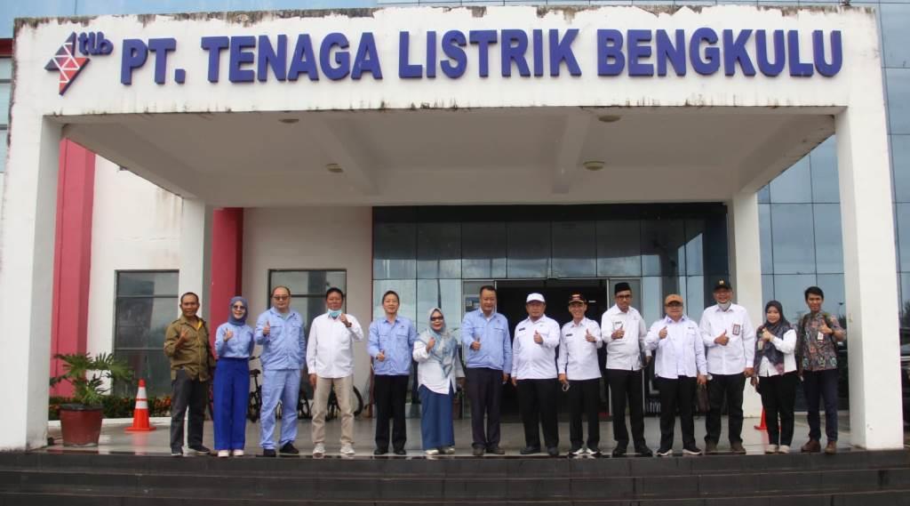 Truk Pemasok Batu Bara ke PLTU Pulau Baai Picu Kerusakan Jalan