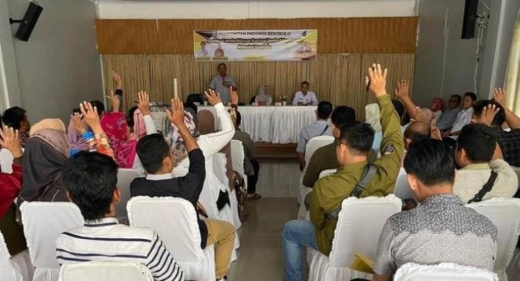 Didampingi Anggota Dewan, DKP Provinsi Bengkulu Serahkan Bantuan Bioflok untuk Nelayan Pemula