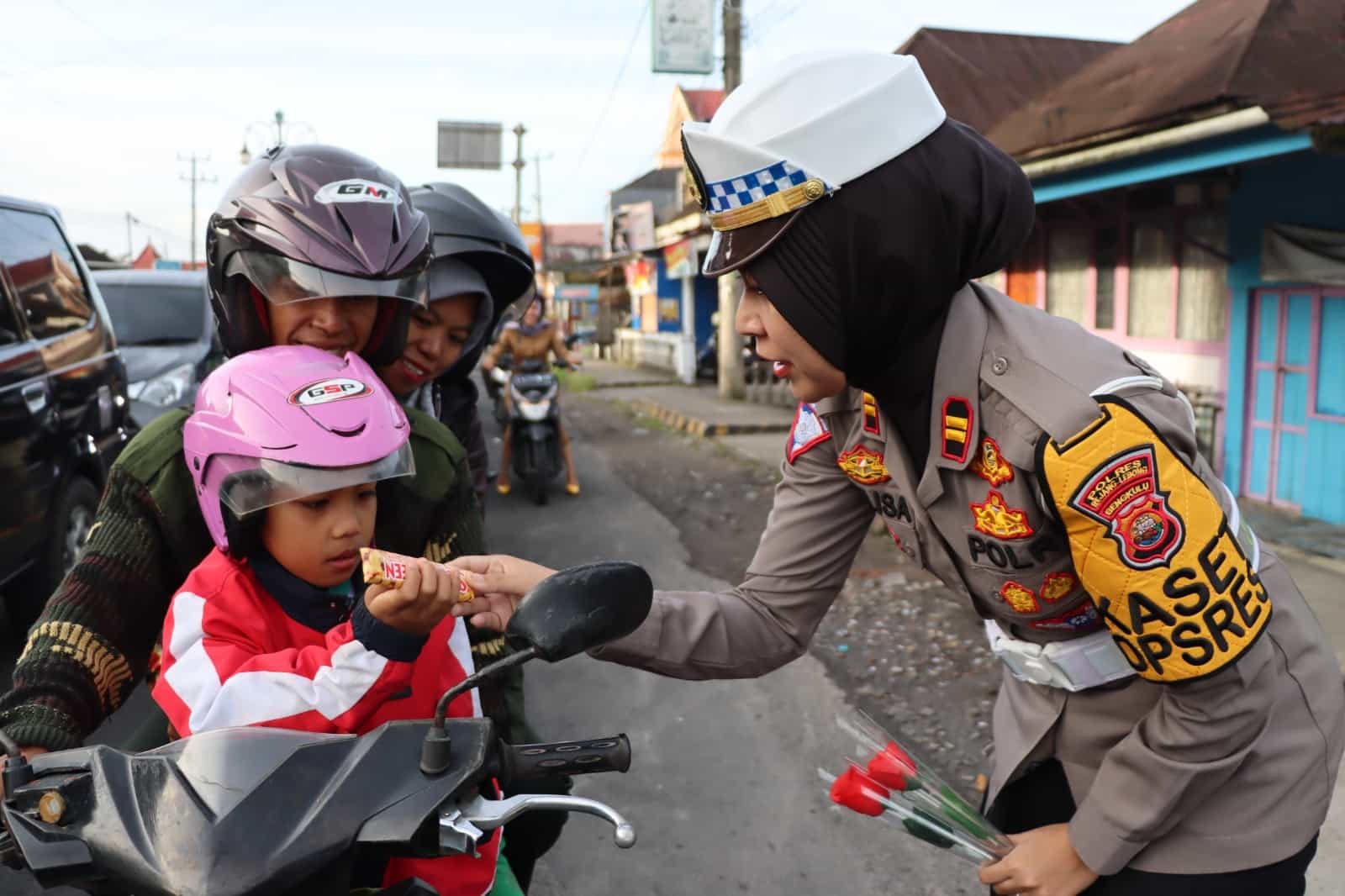 Coklat dan Bunga untuk Warga Patuh Lalu Lintas