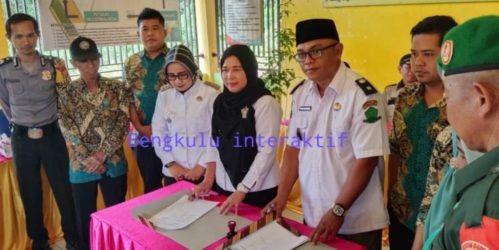 Sertijab Pjs Kades Talang Ulu Lebong Ditandai dengan Pemberian Cenderamata